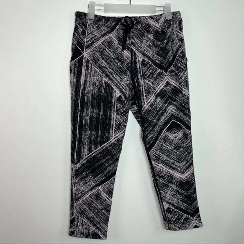Lululemon Black & White Geometric Print Straight Leg Leggings Size 6